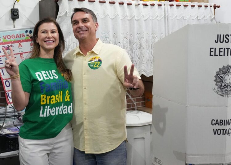 Flávio Bolsonaro y Lula da Silva en actos de campaña durante las elecciones generales de Brasil 2026
