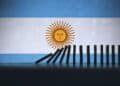 Sede del Banco Central de Argentina en Buenos Aires con la bandera argentina al frente