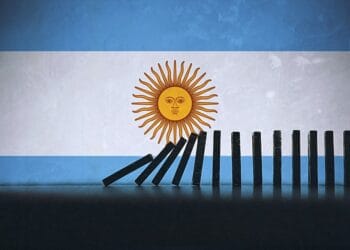 Sede del Banco Central de Argentina en Buenos Aires con la bandera argentina al frente