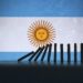 Sede del Banco Central de Argentina en Buenos Aires con la bandera argentina al frente