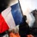 Agentes policiales franceses en guardia nocturna en una calle de Lille durante los disturbios en el norte de Francia