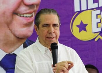 Francisco Javier García, dirigente del PLD, durante declaraciones sobre las municiones enviadas a Haití desde República Dominicana