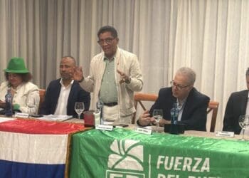 Dirigentes de la Fuerza del Pueblo en reunión política con militantes en Cataluña, España, durante gira de organización rumbo a 2028