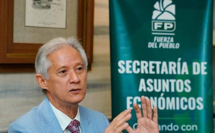 Conductor colocando el marbete en el parabrisas de su vehículo en Santo Domingo en 2026