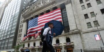 Pantalla con cotizaciones del S&P 500 en la Bolsa de Nueva York mientras analistas de Goldman Sachs advierten sobre riesgos en Wall Street