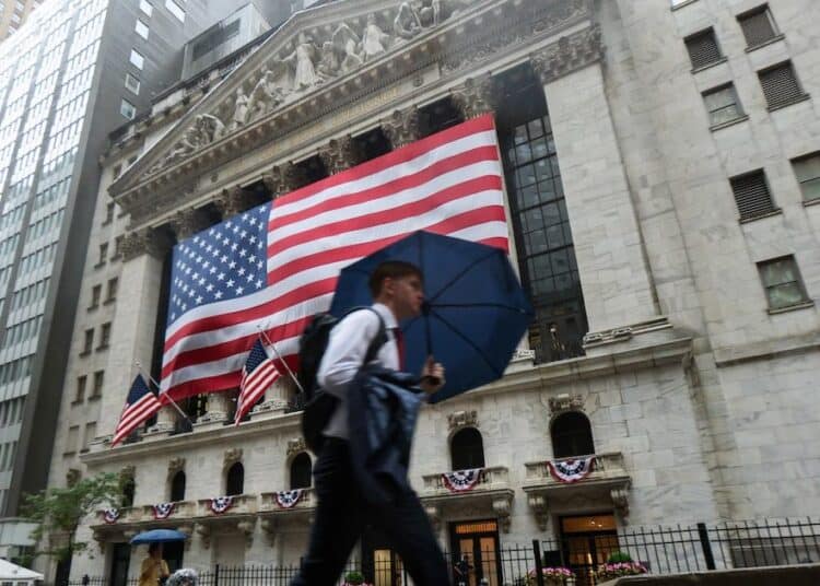 Pantalla con cotizaciones del S&P 500 en la Bolsa de Nueva York mientras analistas de Goldman Sachs advierten sobre riesgos en Wall Street