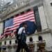 Pantalla con cotizaciones del S&P 500 en la Bolsa de Nueva York mientras analistas de Goldman Sachs advierten sobre riesgos en Wall Street