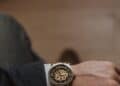 Colección de relojes de lujo y joyas sobre superficie oscura, piezas de alta gama con potencial de inversión