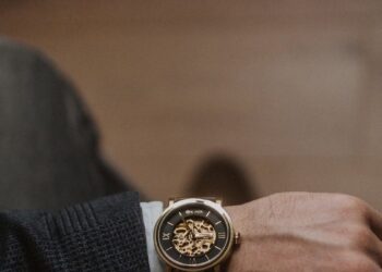 Colección de relojes de lujo y joyas sobre superficie oscura, piezas de alta gama con potencial de inversión