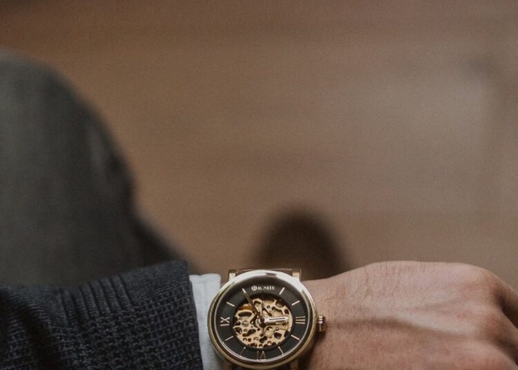Colección de relojes de lujo y joyas sobre superficie oscura, piezas de alta gama con potencial de inversión