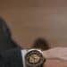 Colección de relojes de lujo y joyas sobre superficie oscura, piezas de alta gama con potencial de inversión