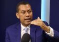 Guido Gómez Mazara, presidente de Indotel y dirigente del PRM, durante declaraciones a la prensa en Santo Domingo
