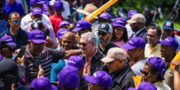 Gonzalo Castillo durante recorrido por localidades de San Cristóbal hablando ante habitantes sobre inversiones públicas