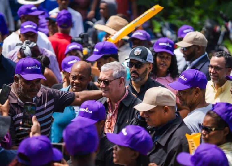 Gonzalo Castillo durante recorrido por localidades de San Cristóbal hablando ante habitantes sobre inversiones públicas