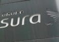 Sede de Grupo Sura en Colombia con su logotipo corporativo visible en el edificio