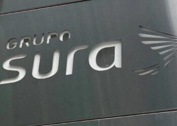 Sede de Grupo Sura en Colombia con su logotipo corporativo visible en el edificio