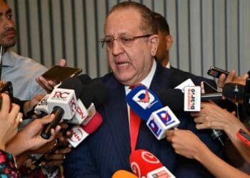 Ministro de Hacienda Magín Díaz habla con periodistas sobre subsidios a combustibles en República Dominicana