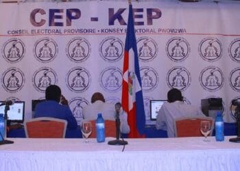 Ciudadanos haitianos frente a un centro de inscripción electoral en Puerto Príncipe, Haití