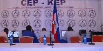 Ciudadanos haitianos frente a un centro de inscripción electoral en Puerto Príncipe, Haití