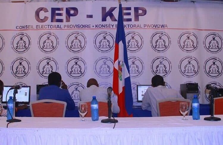 Ciudadanos haitianos frente a un centro de inscripción electoral en Puerto Príncipe, Haití