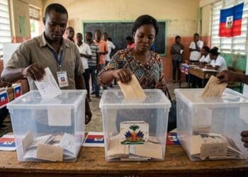 Sede del Consejo Electoral provisional de Haití en Puerto Príncipe, con militares en las afueras