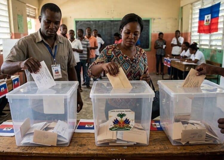 Sede del Consejo Electoral provisional de Haití en Puerto Príncipe, con militares en las afueras