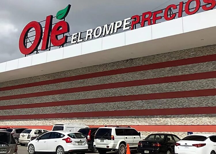 Trabajadores de Hipermercados Olé en paro laboral dentro de una sucursal en Santo Domingo, República Dominicana