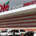 Trabajadores de Hipermercados Olé en paro laboral dentro de una sucursal en Santo Domingo, República Dominicana