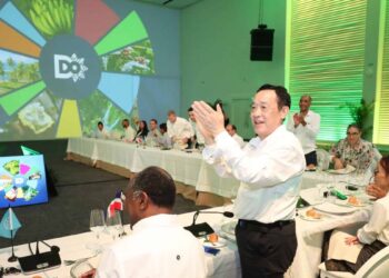 Viceministro de Turismo Carlos Peguero presenta cifras agropecuarias al director general de la FAO Qu Dongyu en República Dominicana