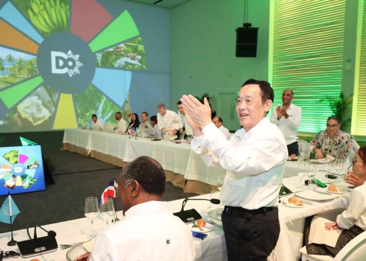 Viceministro de Turismo Carlos Peguero presenta cifras agropecuarias al director general de la FAO Qu Dongyu en República Dominicana