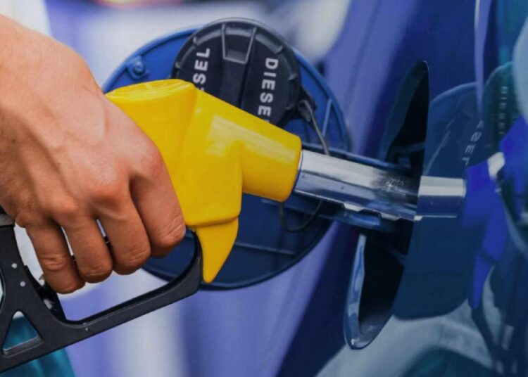 Despacho de gasolina en una estación de combustible de Santo Domingo, República Dominicana