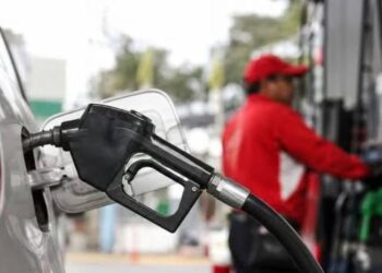 Surtidor de gasolina en una estación de combustibles de República Dominicana