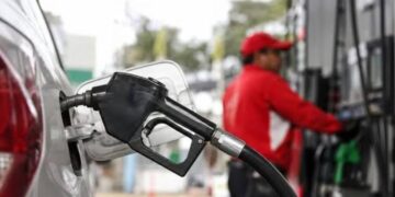 Surtidor de gasolina en una estación de combustibles de República Dominicana