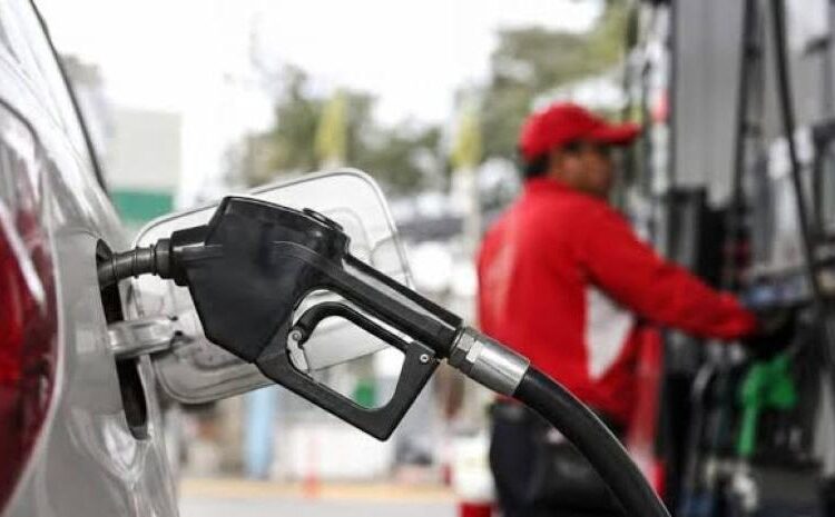 Surtidor de gasolina en una estación de combustibles de República Dominicana