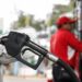 Surtidor de gasolina en una estación de combustibles de República Dominicana