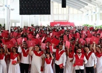 Rector del INTEC entregando diplomas a graduandos en la 73ª ceremonia de graduación en Santo Domingo