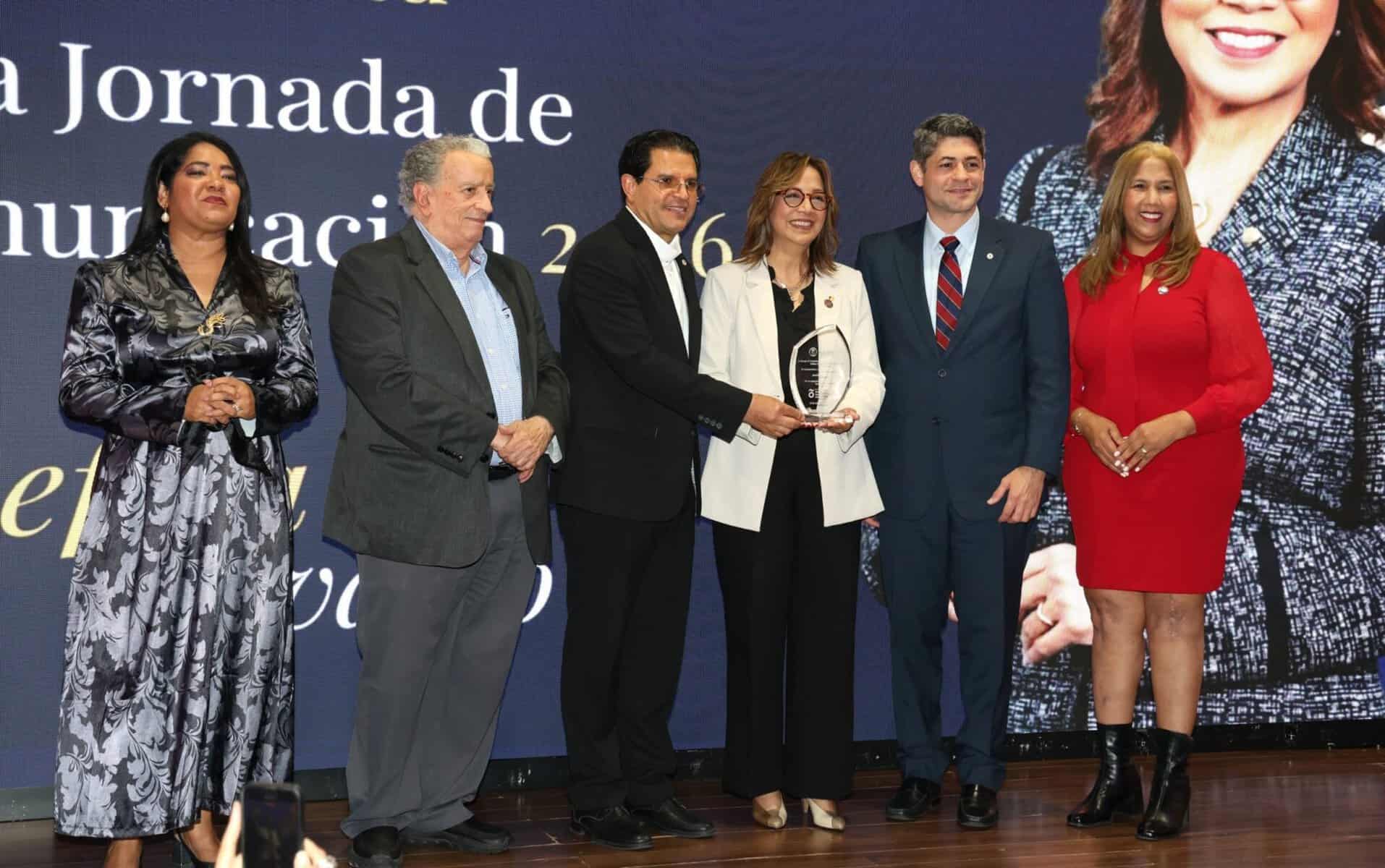 Josefina Navarro recibe el galardón Personalidad de Comunicación Corporativa 2026 en la PUCMM.