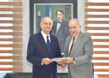 Director general de la DGII recibe base de datos de establecimientos de juegos de azar en Santo Domingo