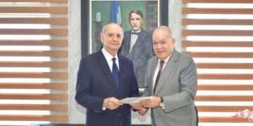 Director general de la DGII recibe base de datos de establecimientos de juegos de azar en Santo Domingo
