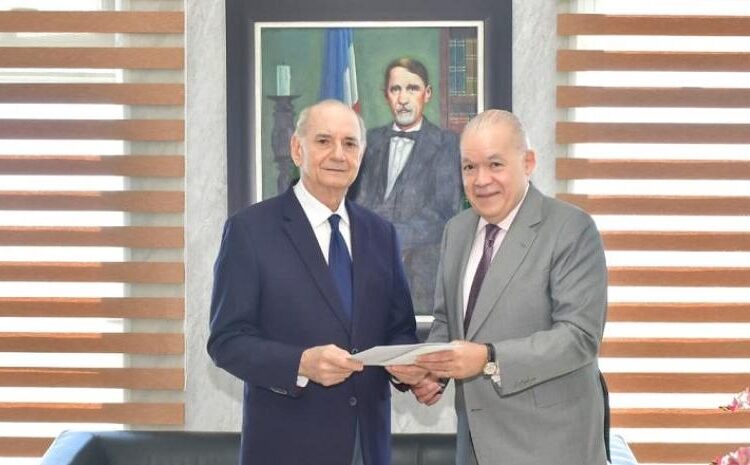 Director general de la DGII recibe base de datos de establecimientos de juegos de azar en Santo Domingo
