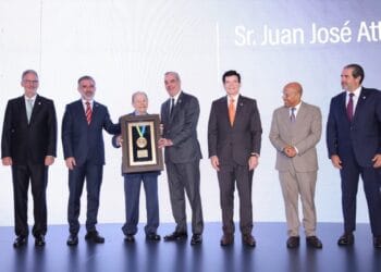 Julio Virgilio Brache pronuncia su discurso ante Luis Abinader en los Galardones Industriales 2026 en Santo Domingo