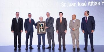 Julio Virgilio Brache pronuncia su discurso ante Luis Abinader en los Galardones Industriales 2026 en Santo Domingo