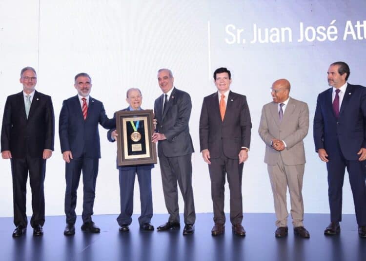 Julio Virgilio Brache pronuncia su discurso ante Luis Abinader en los Galardones Industriales 2026 en Santo Domingo