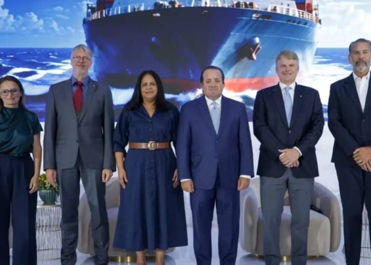 Representantes del sector naviero y portuario dominicano reunidos en el foro Visión Marítima 2026 en Santo Domingo