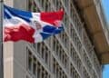 Fachada de entidades financieras dominicanas en Santo Domingo con letreros bancarios visibles