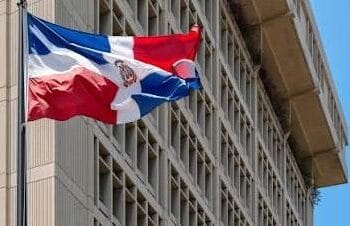 Fachada de entidades financieras dominicanas en Santo Domingo con letreros bancarios visibles
