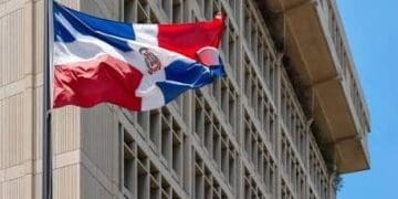 Fachada de entidades financieras dominicanas en Santo Domingo con letreros bancarios visibles