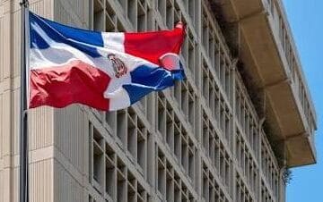 Fachada de entidades financieras dominicanas en Santo Domingo con letreros bancarios visibles