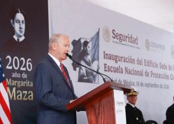 Fachada de un banco en México con personal de seguridad en la entrada, en el contexto del refuerzo antilavado
