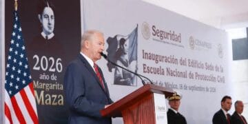 Fachada de un banco en México con personal de seguridad en la entrada, en el contexto del refuerzo antilavado